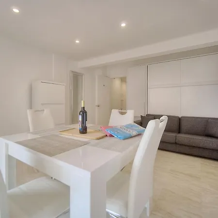 Superb Studio, Brand New, Comfortable - 아파트 *